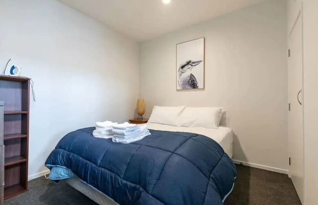 Roomy Loft 2 Bedroom w/ Free Parking Zodiak Stays - Photo 3