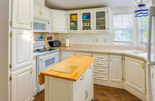 Pool Access, Walk to Beach! Cozy Jensen Beach Home - Photo 8