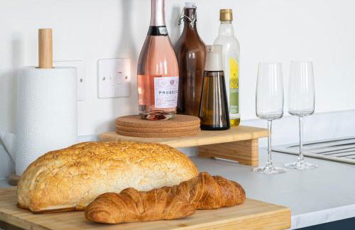 Charming 2 Bedroom Apartment in a Converted Chapel - Free Parking, Smart TV, Fast WiFi and Self-Check-In by Yoko Property - Foto 18