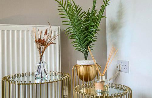 Luxury 5 Bedroom 3 Bathroom House - Smart TVs with Sky and Netflix, Super Fast WiFi, Free Parking by Yoko Property - Foto 6