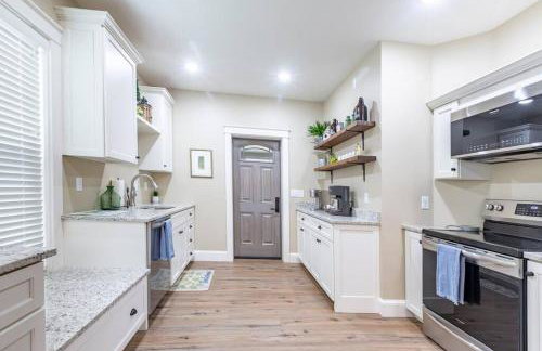 The Queen Place - Updated-Private Backyard - Foto 13