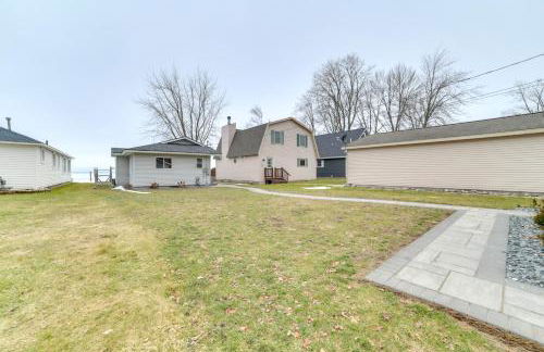 Bright Houghton Lake Home with Boat Dock and Fire Pit - Foto 26