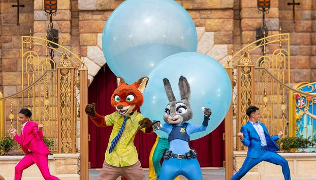 Look at the characters of Zootropolis during a show