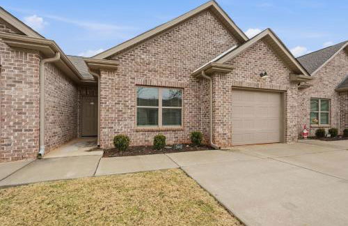 Chic 2BR2BA Home Great Location - Photo 22