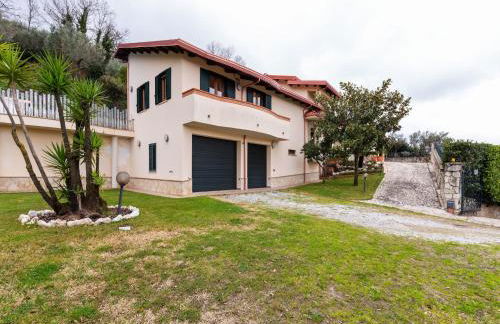 Valley View Villa in San Mango D'aquino with Hot Tub - Foto 17