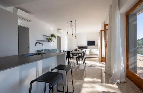 Modern and Elegant apartment with a spacious sea view terrace overlooking Palmaria Island Bright designer interiors Fully equipped Up to 6 guests Private parking Aircon All the comforts for a perfect stay - Foto 4