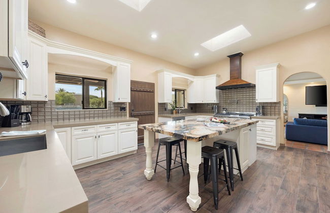 Sleeps 20! Architectural Mansion w/ Pool, Indoor Tennis Court, Game Room Starlight Estate by Avantstay - Foto 16