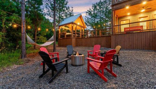 Luxury Top Rated Cabin! Hot Tub - Fire Pit - Decks - Game Room - Walk to Town - Foto 2