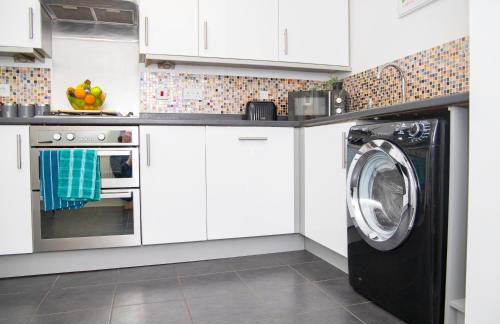 Lavish 4-Bedrooms with Modern Home Features - Guest 8 - Hi-Speed Wi-Fi - Luxury Garden - Private Ample Parking - Foto 27