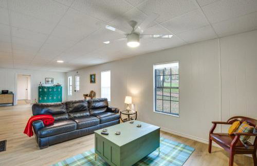 Lakefront Frankston Cabin with Dock and Fire Pit! - Foto 4