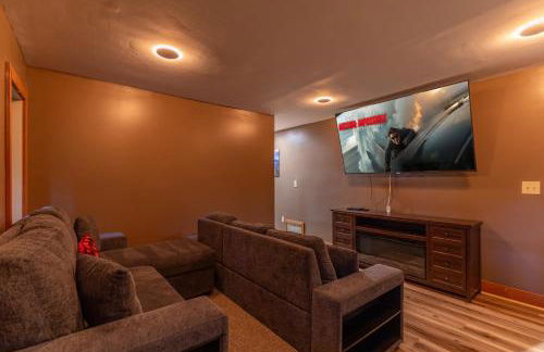 King Bed, Putt-Putt w/ Hot Tub, & Other Games - Foto 7