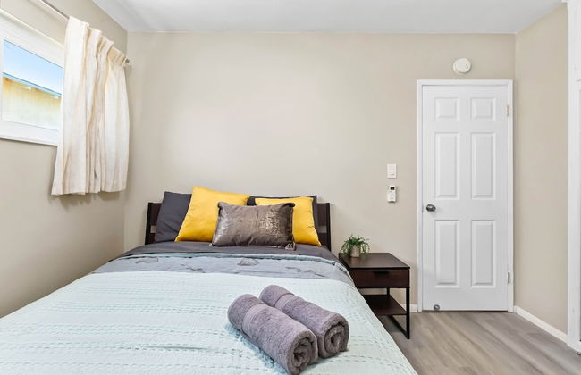 Modern Retreat With Spacious Yard Cozy Interiors - Foto 27