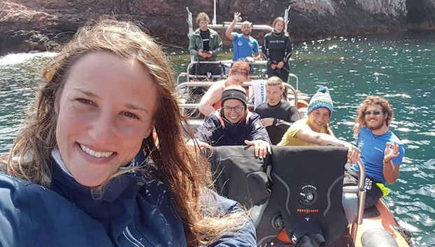 En la lancha para el bautismo de buceo