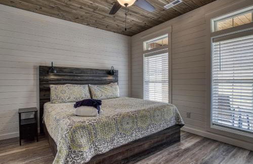 Lazy River Cabin, River Front, Hot Tub, WIFI, 560 in FREE Attraction tickets each paid day! - Foto 21