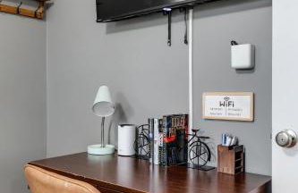 The Cozy Bungalow free parking fully fenced backyard - Foto 30