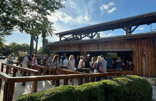 Cozy Oasis in Prime Location with Sunset Lake View, Golf Cart and Bathtub - Foto 47