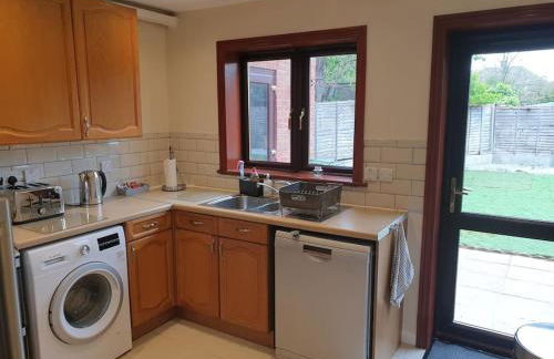 London Luxury 6 Bedroom Family House Sleeps 12 people Parking for 4 Cars Close to tube. - Foto 36