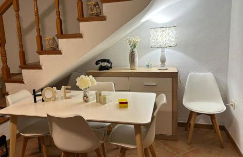 Adosado/casa con terraza y buhardilla. Playa El Perelló - Foto 18