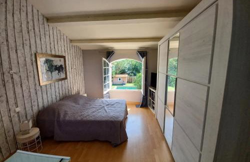 Magnifique villa avec piscine 10x5 m sur 1800m2 de terrain avec parking privatif cuisine recente equpee 3 chambres dont 2 parental au rdc avec wc separe pas de vis à vis terrain de petanque bbq climatisation jeux enfants - Photo 9