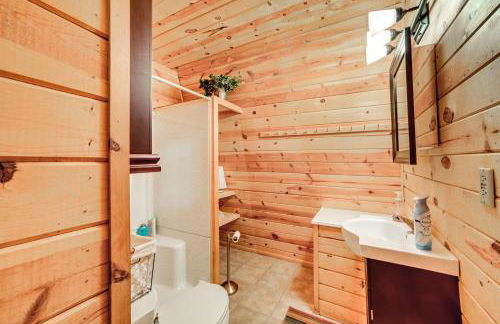 Hike and ATV Secluded Happy Jack Cabin with Deck - Foto 14