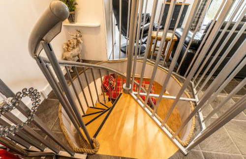 UPSIDE DOWN HOUSE - Sleeps up to 6 Guests - Great for Family and Friends Gatherings,Corporate events ,Near Sherwood Forest at Fairview Farm in Nottingham set in 88 acres - Foto 8