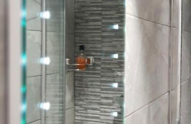 The New Yorker Mini Studio Parking Available - Foto 13