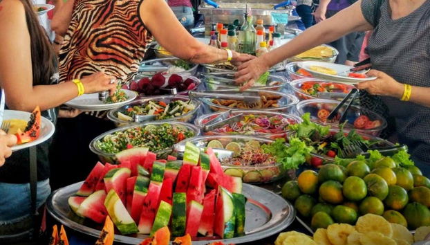 Déjeuner dans le restaurant flottant