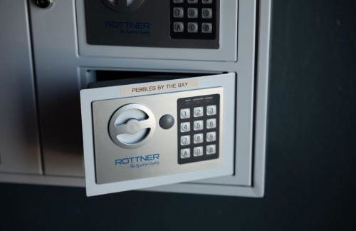 Warm Beachfront Getaway with Winter Ocean Views & Parking - Foto 92