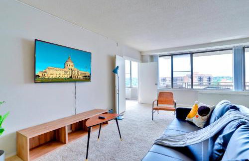 Group-Friendly Stay Near Metro - Foto 1