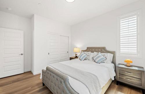 Spacious 5BR Getaway w Game Room & Modern Comfort - Photo 77