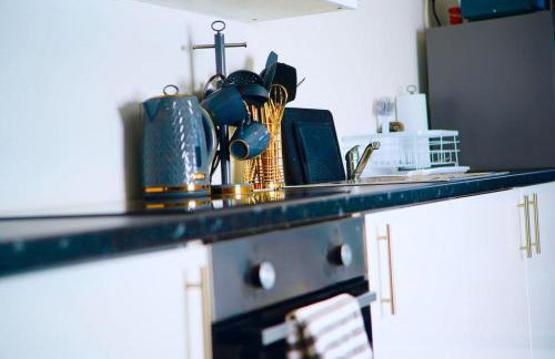 Perfect 1 Bed Apartment Sleeps 5 1 Kingsize bed 1 double Sofabed & Foldable Single bed Free Parking Wifi good transport network shopping Holiday Makers Families Contractors in North London - Photo 51