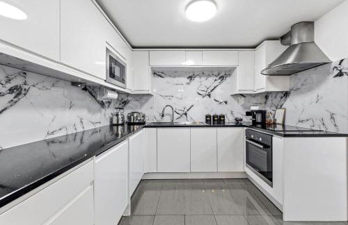 New Modern Hybrid 4 Bedrooms 7 Bed apartment 12 guest capacity - Foto 17