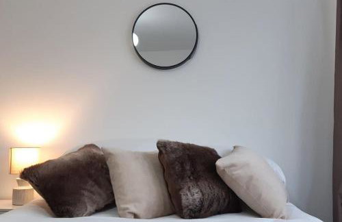 Free Parking Spacious Home - Photo 32