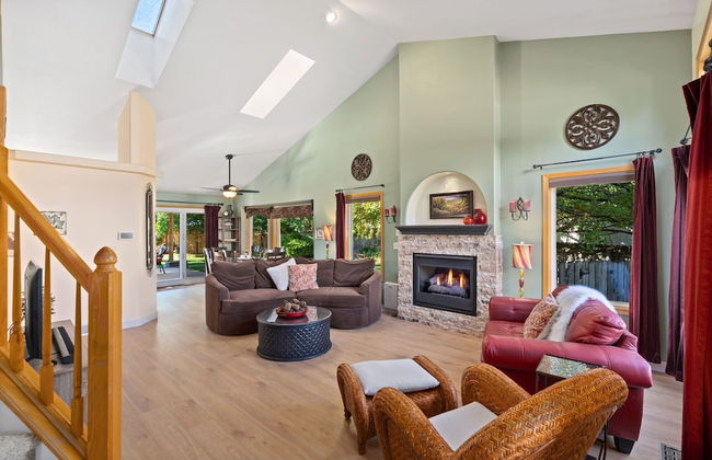 Parkside Gardens | Shady Private Yard W/ Hot Tub! - Foto 35