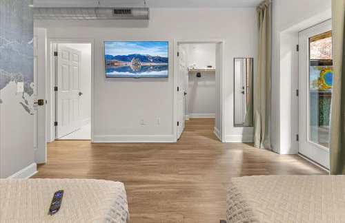 Steps away from Mass Ave Restaurants and Big Patio - Foto 23