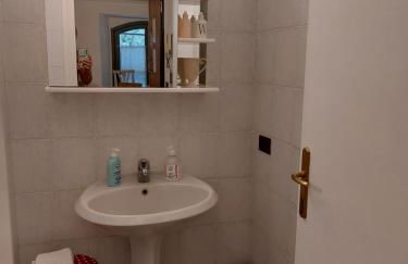 "Lo charme" a 5 minuti a piedi da Ospedale,Teatro Coccia ed Universita',a 30 minuti dai Laghi e 40 minuti da Milano - Foto 18