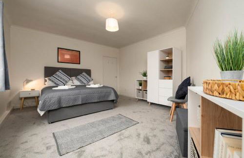 #34 Two bed apt Private Parking Stylish & homely - Photo 29