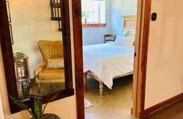 Whispering Pines Retreat, Secluded Cabin with Hot Tub & Pond - Foto 8