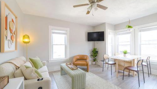 Downtown House Sleeps 10 with 3 King Beds and More - Foto 1