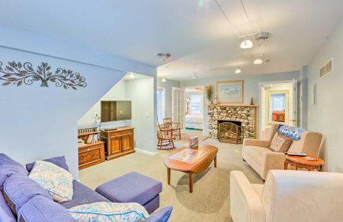 Elegant Stone Cottage Steps to Crystal Lake Beach - Foto 3