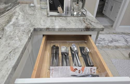 This luxury basement is the perfect getaway - Foto 29