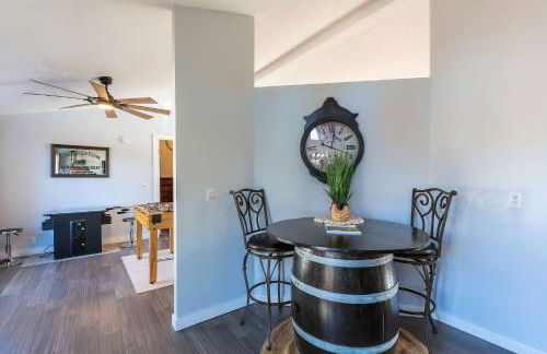 Charming 3-Bedroom Home in Bend with Hot Tub Game Room & Spacious Family Dining - Foto 9