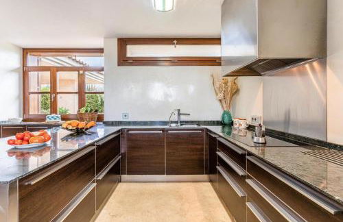 Villa de lujo con piscina, jacuzzi, jardín y terraza - Foto 19