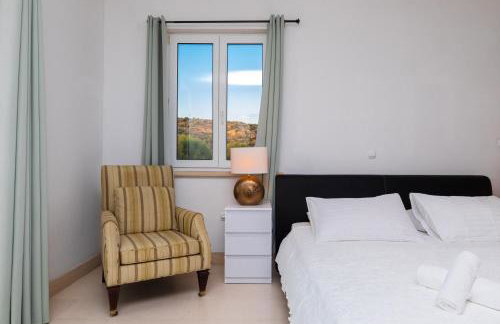 VILLA PHILIPPA - luxurious five-room villa - idyllic location - first row to the sea - spectacular view of the sea bay - unforgettable sunsets - 15 minutes from Supetar ferry port - free parking - private heated pool - Foto 53