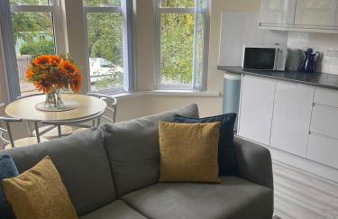 Penarth Station Renovated apartment - Photo 3