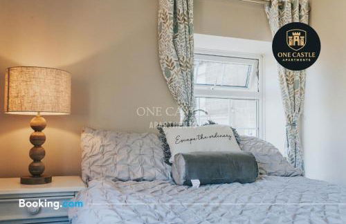 Exclusive Deals l Last-Minute Specials l Free Parking I Short term Booking l Garden I Sleeps Up to 6 l 3 Bed & 2 Bath I One Castle Apartments Short-lets and Serviced Accommodation - Photo 30
