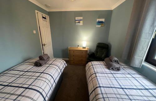 Superb Comfy 2 Bed House, Responsive & Caring Hosts Free WiFi & Parking, Close to MK Centre, Train Station, Santander, Network Rail by Webbhill Stays - Foto 27