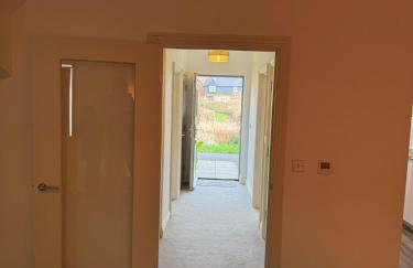 Three-bedroom modern family home by the pond with free parking - Photo 34