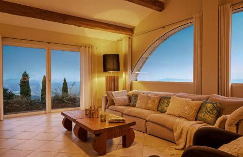 Villa La Genestière - Familienoase und Golfertraum mit Infinity-Pool und 180-Grad-Panoramablick bis zum Meer - Foto 24