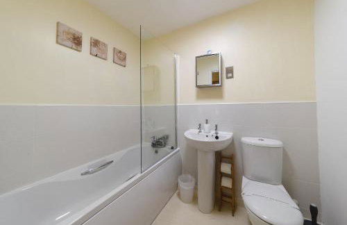 Panoramic Sea-View Family Appartment , Free Parking, Sleeps 6 , Walk to Beach, Station, & Town - Foto 40